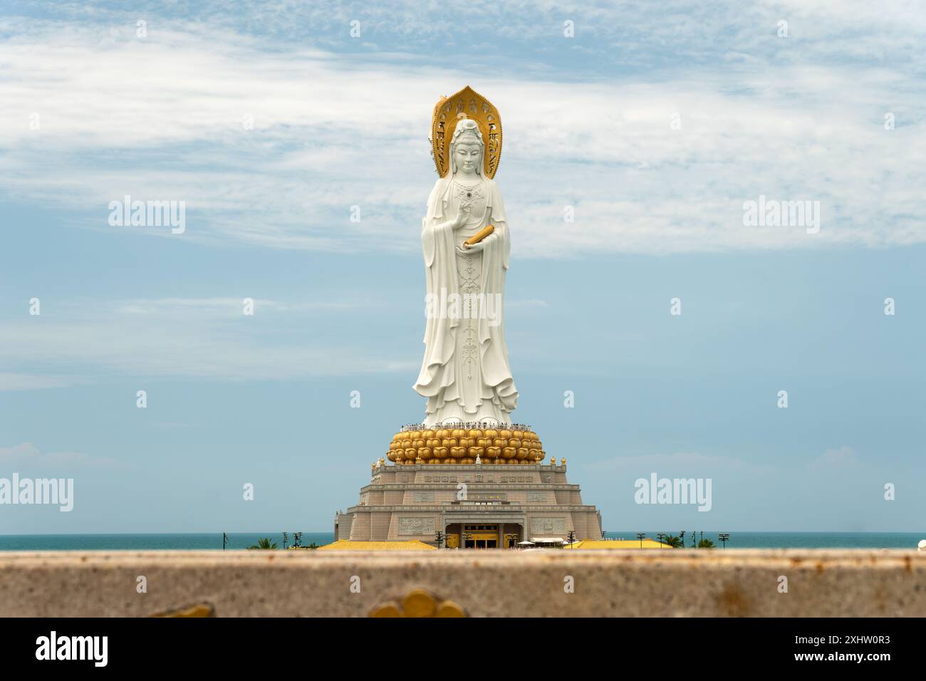 Belle vue de face de 108m de haut Guanyin de la statue de la mer du Sud du bouddhisme Nanshan. Temple du parc culturel au lever du soleil à Sanya dans l'île de Hainan en Chine Banque D'Images
