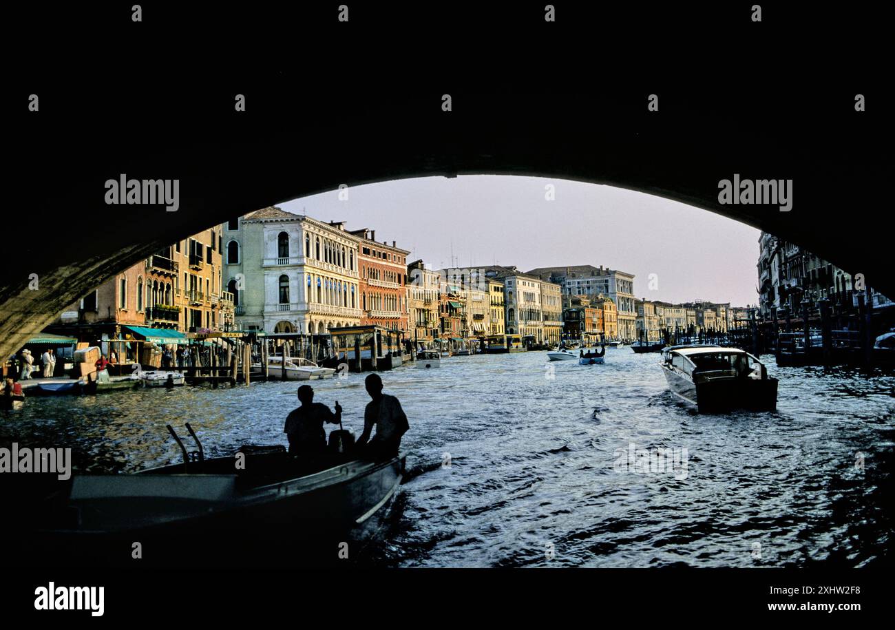 Vue sous le pont routier, Venise, Italie Banque D'Images