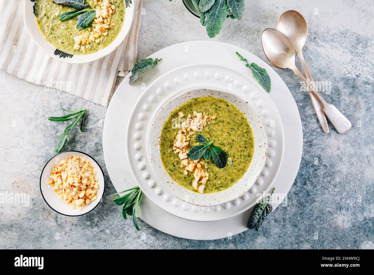 Soupe de chou frisé de palmier vert avec noix de macadamia rôties, nourriture végétalienne Banque D'Images