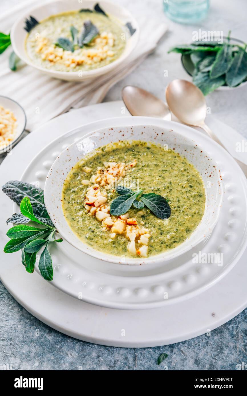 Soupe de chou frisé de palmier vert avec noix de macadamia rôties, nourriture végétalienne Banque D'Images