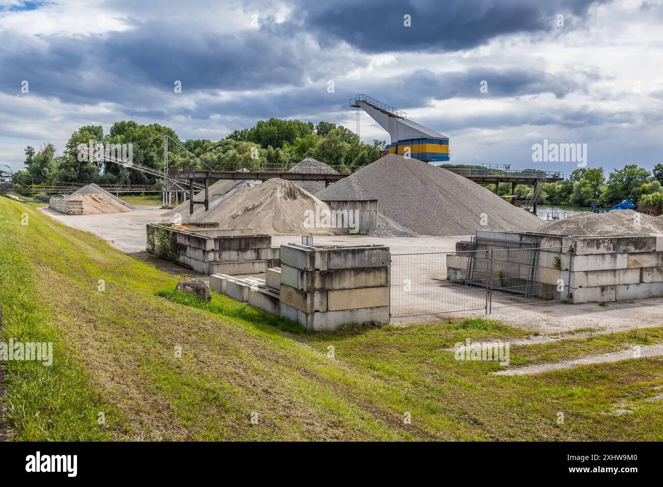 Carrière de gravier, usine - production industrielle de pierre, usine industrielle avec convoyeur à bande dans l'exploitation minière à ciel ouvert Banque D'Images