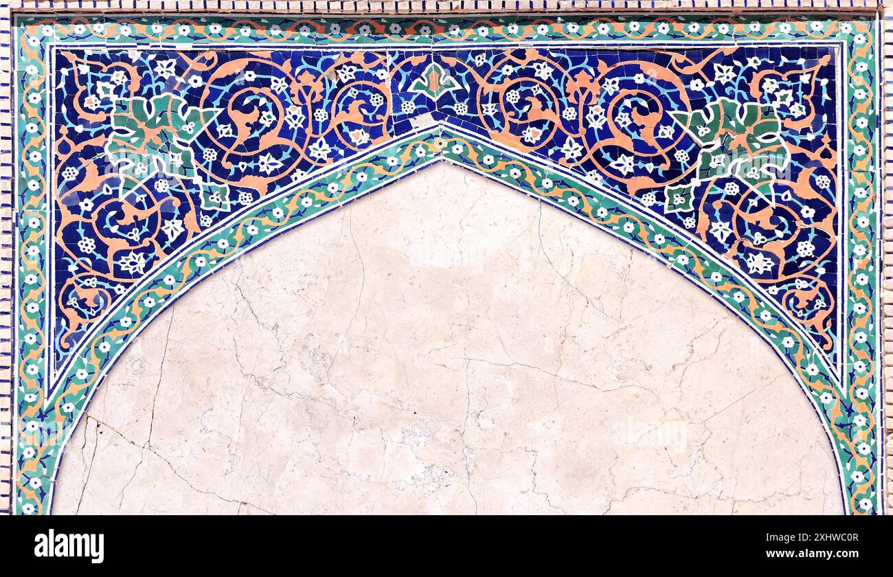 Détail du mur traditionnel en mosaïque persane avec ornement géométrique et floral, Iran. Fond horizontal avec cadre en carreaux de céramique. Modèle de maquette. Banque D'Images
