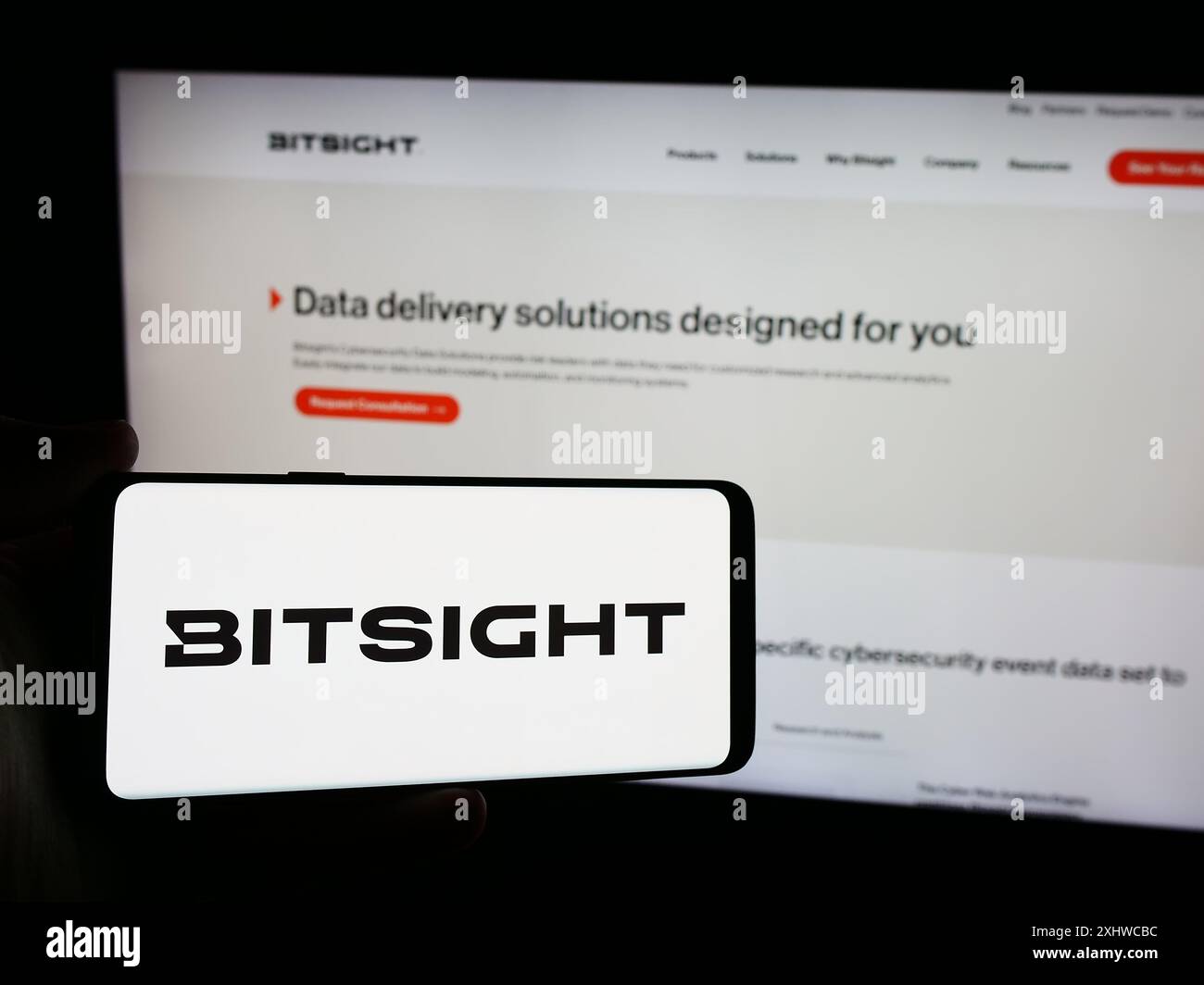 Personne tenant un smartphone avec le logo de la société de notation de cybersécurité BitSight technologies Inc en face du site Web. Concentrez-vous sur l'affichage du téléphone. Banque D'Images
