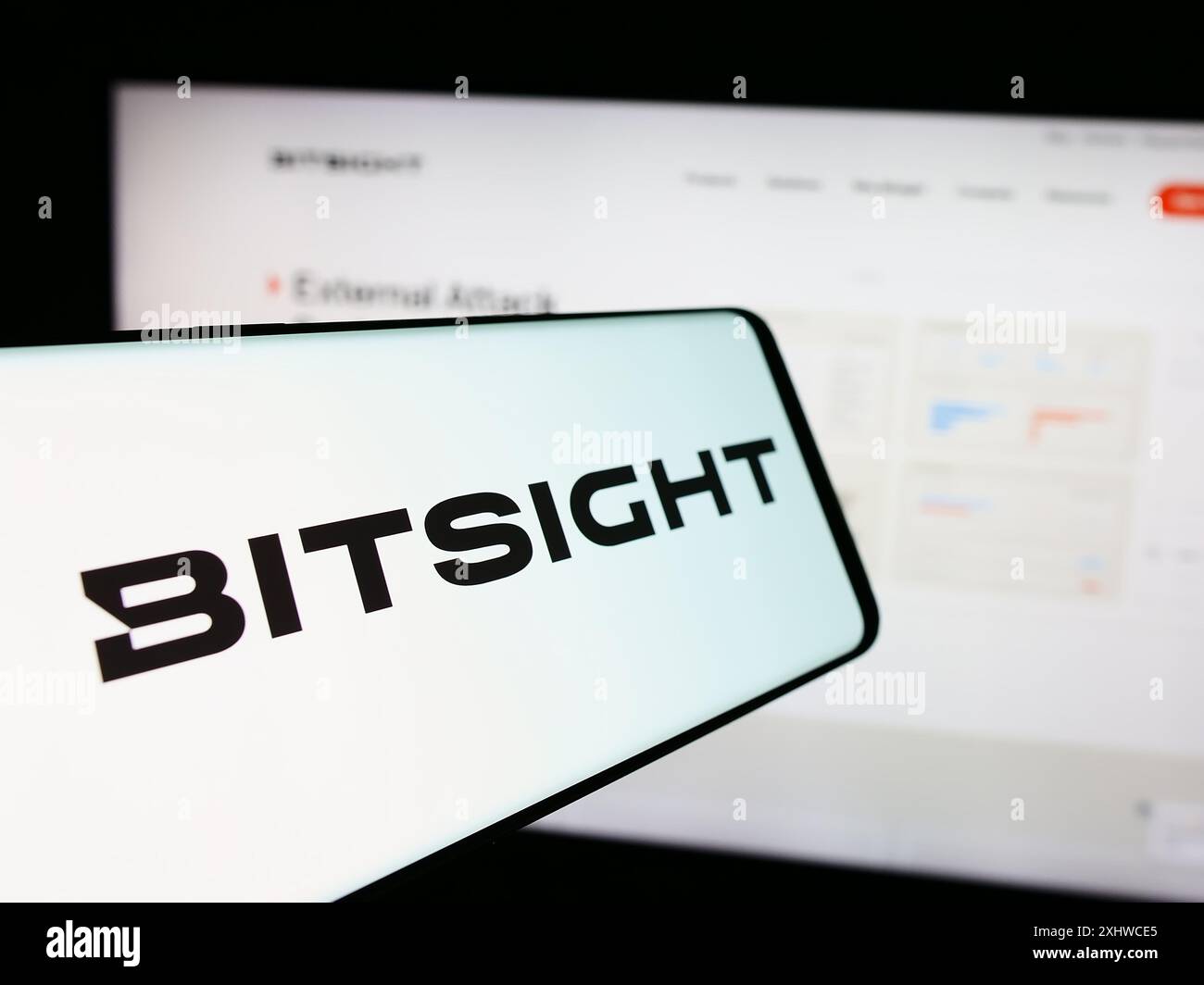 Téléphone portable avec le logo de la société de notation de cybersécurité BitSight technologies Inc en face du site Web. Mettez l'accent sur le centre-gauche de l'écran du téléphone. Banque D'Images