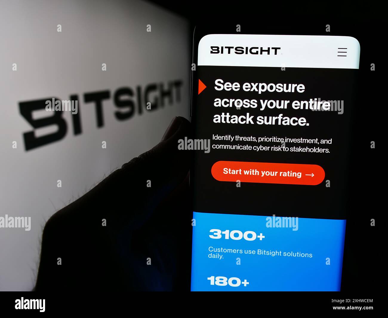 Personne tenant le téléphone portable avec la page Web de la société de notation de cybersécurité BitSight technologies Inc avec logo. Concentrez-vous sur le centre de l'écran du téléphone. Banque D'Images