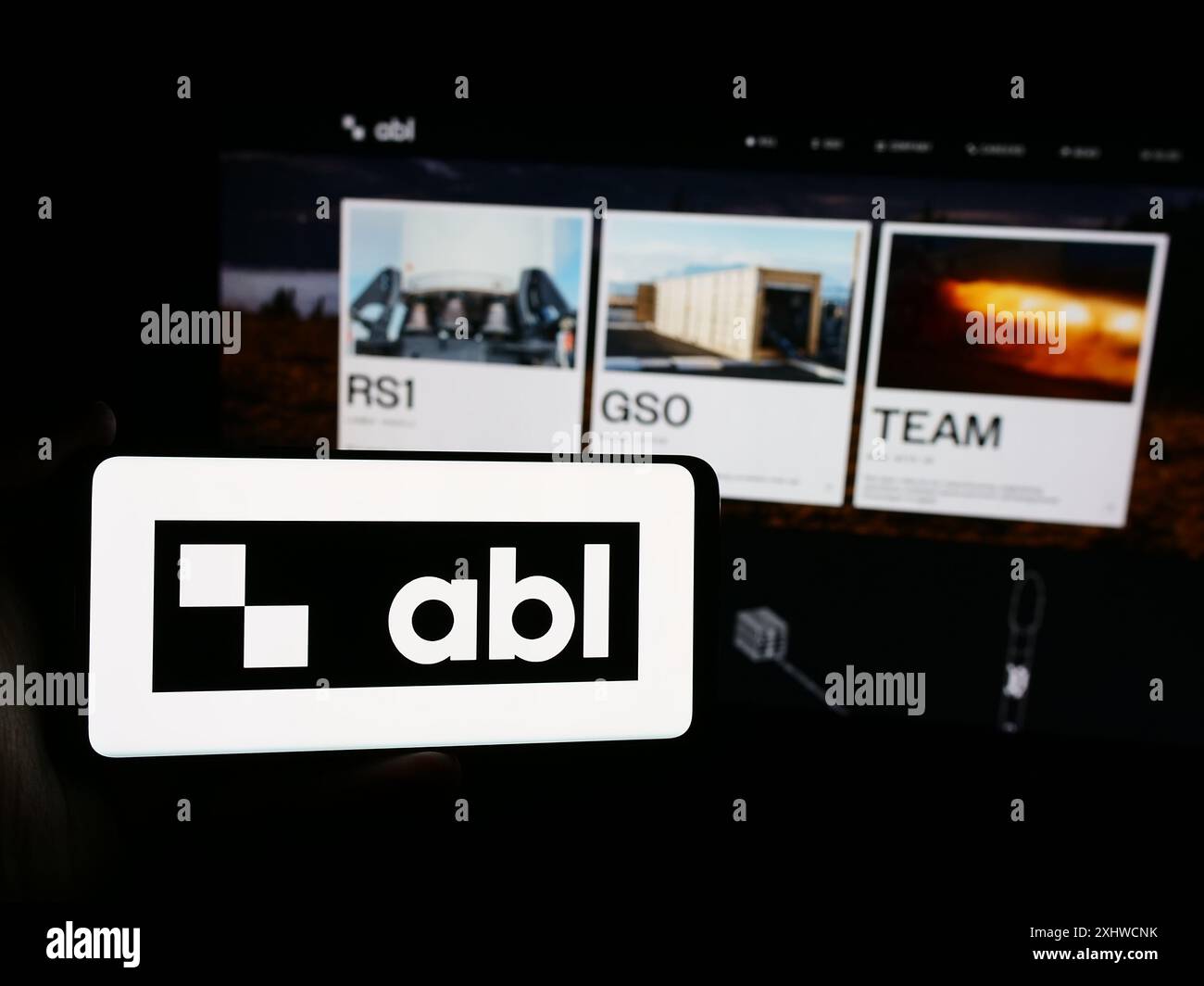 Personne tenant un smartphone avec le logo de la société aérospatiale américaine ABL Space Systems en face du site Web. Concentrez-vous sur l'affichage du téléphone. Banque D'Images