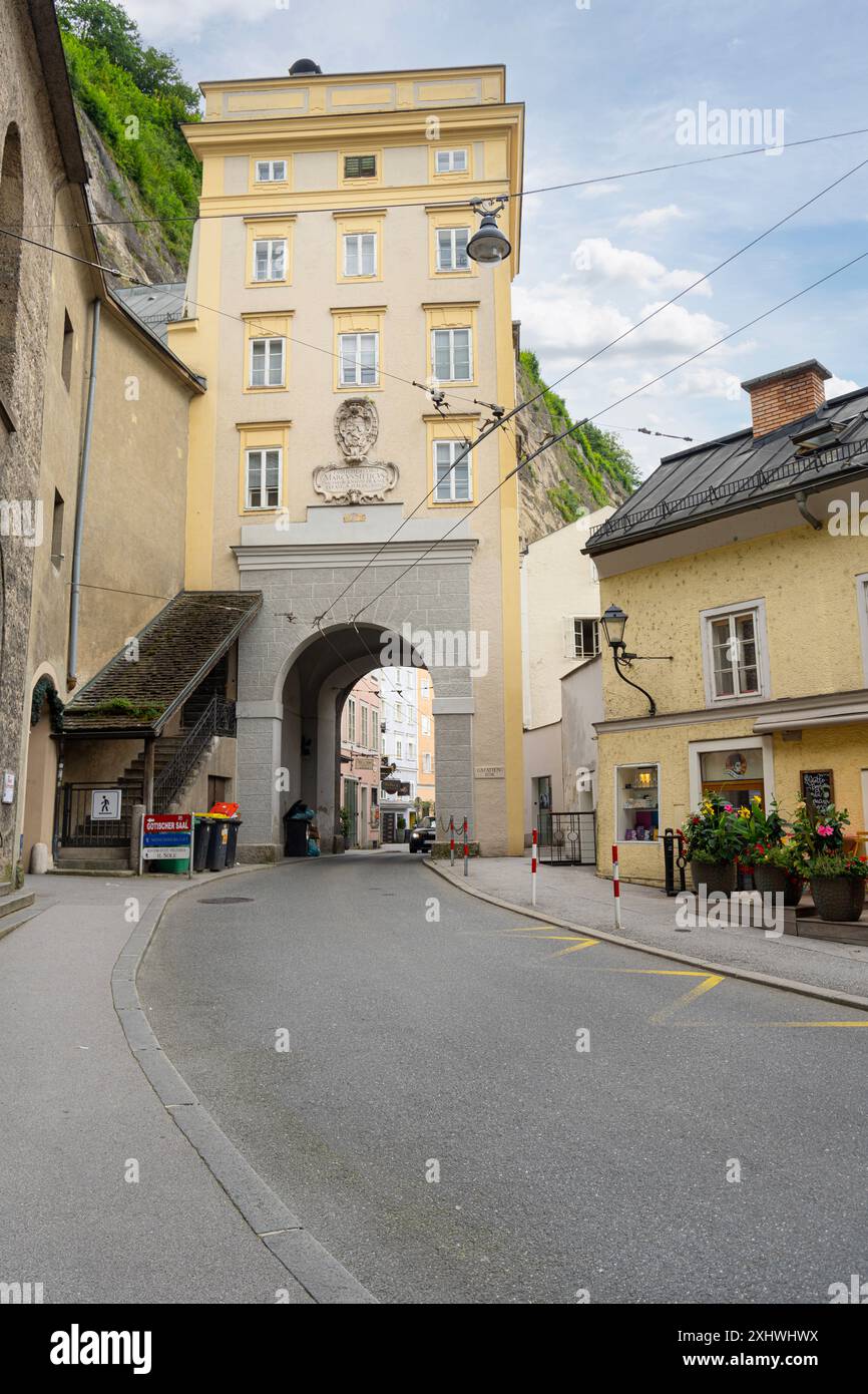 Salzbourg, Autriche. 1er juillet 2024. Vue extérieure bâtiment Klausentor dans le centre-ville historique Banque D'Images