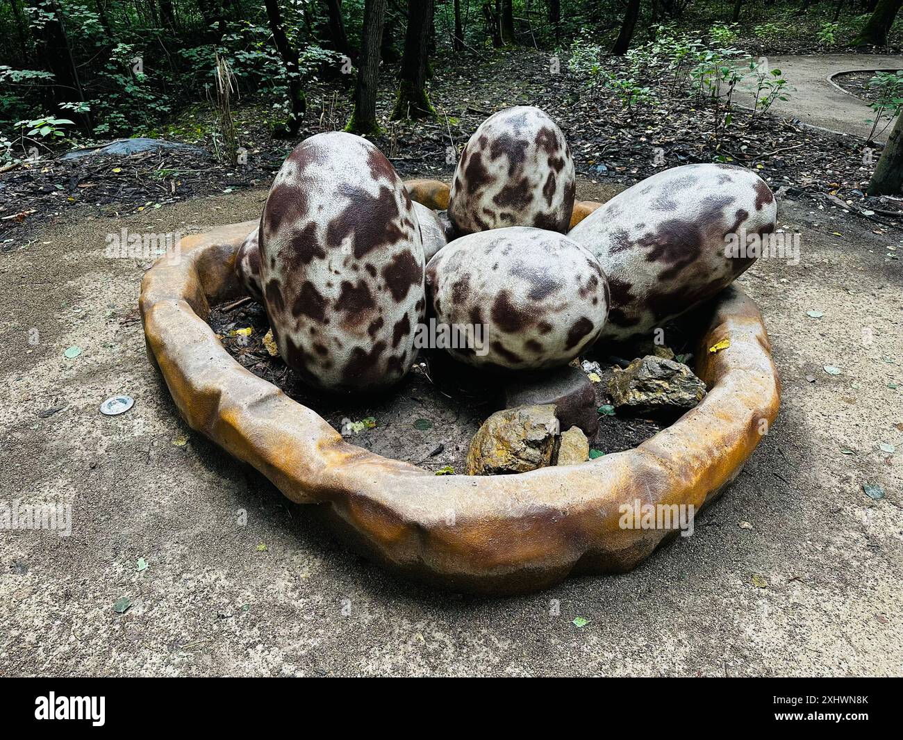 Oeufs de dinosaure. Figure réaliste d'un parc boisé de dinosaures d'oeufs à Kazimierz Sosnowiec. Prédateur préhistorique créer un élément fascinant du lan Banque D'Images