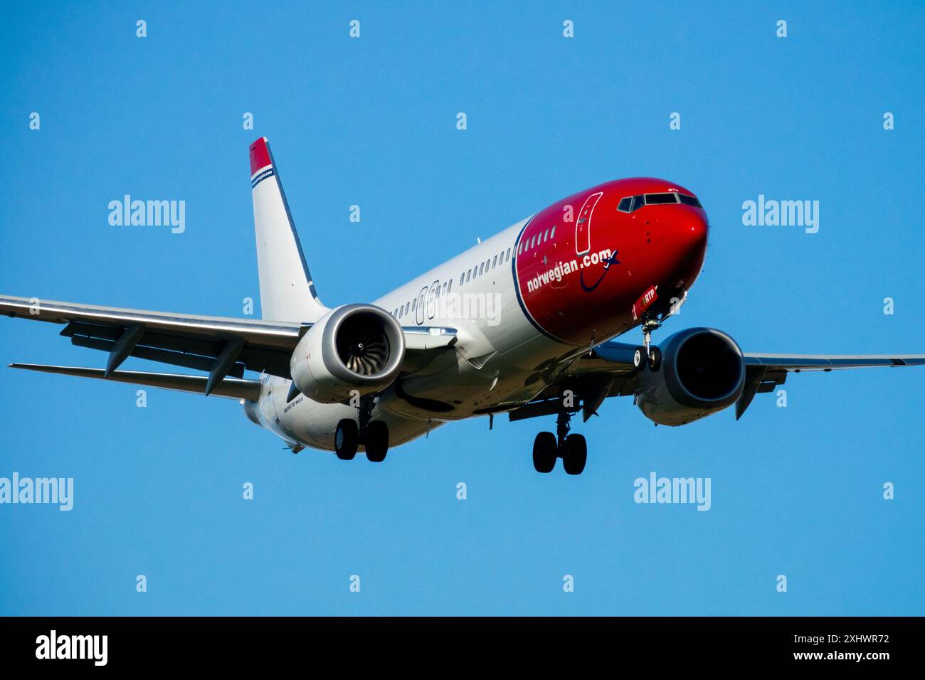 Boeing 737 Norwegian Airlines avion volant dans Sky Prague République tchèque Banque D'Images