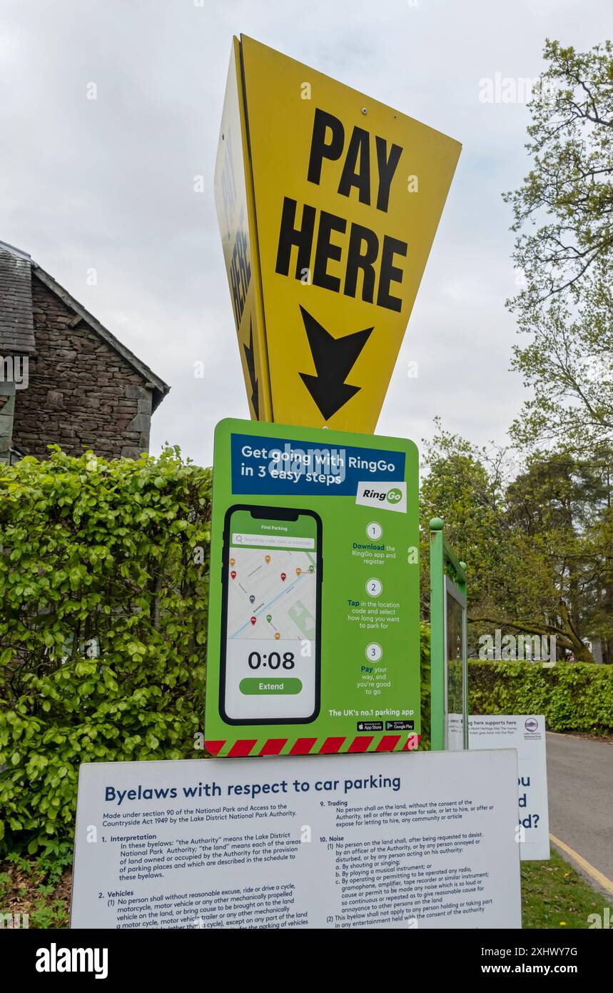 Payez ici le panneau de parcmètre et les instructions de l'application RingGo au parking Angleterre Royaume-Uni GB Grande-Bretagne Banque D'Images Payez ici le panneau de parcmètre et les instructions de l'application RingGo au parking Angleterre Royaume-Uni GB Grande-Bretagne Banque D'Images