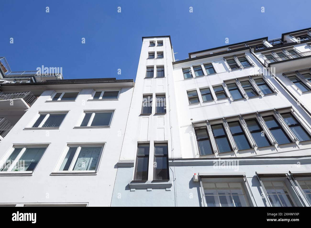 Immeuble de bureaux blanc vu d'un œil de grenouille, Brême, Allemagne Banque D'Images