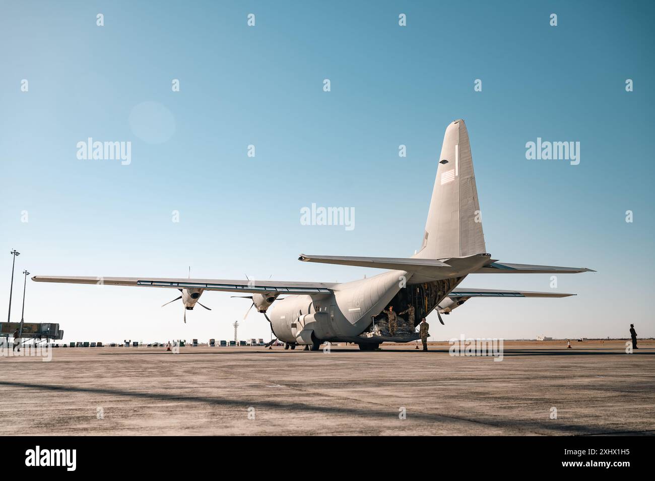 Des aviateurs de la 386th Air Expeditionary Wing s'assoient et attendent à l'arrière d'un C-130J Super Hercules à un endroit non divulgué dans la U.S. Central Co Banque D'Images