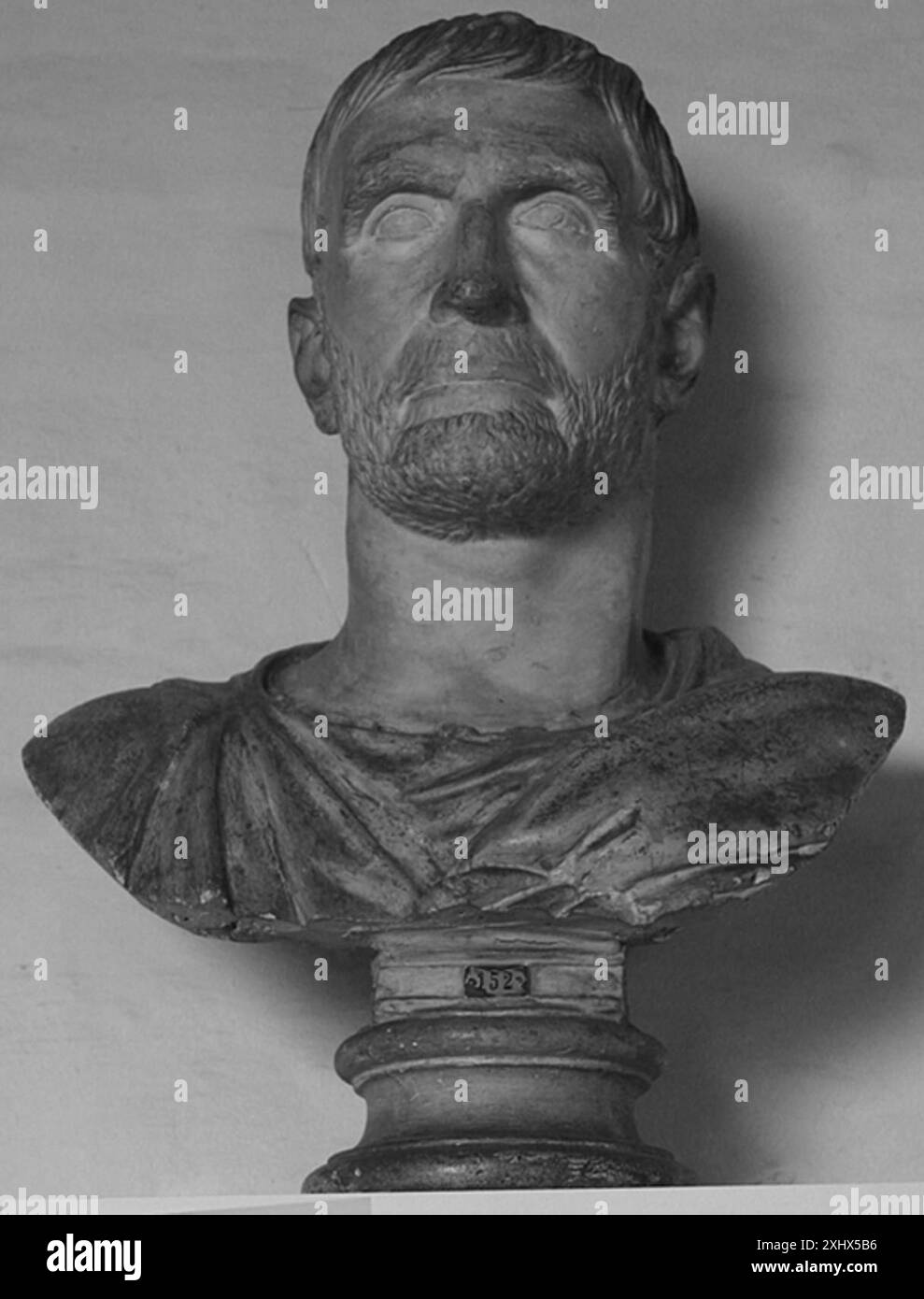 Tête d'une statue attachée à un ancien buste, représentant un ...