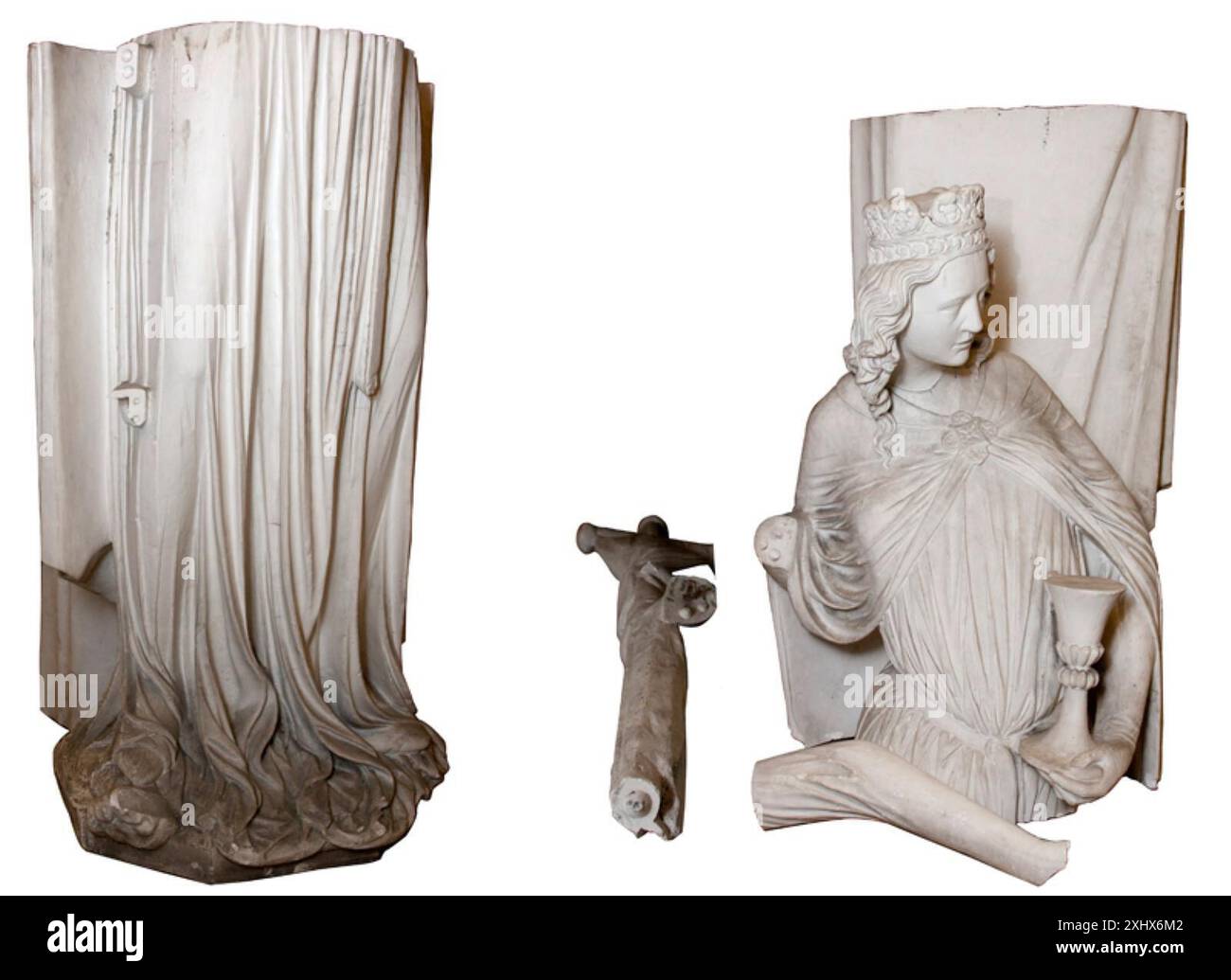 Statue représentant Ecclesia Sancta, symbolisant le christianisme victorieux tenant une barre transversale, dans un style sculptural religieux et classique. Banque D'Images