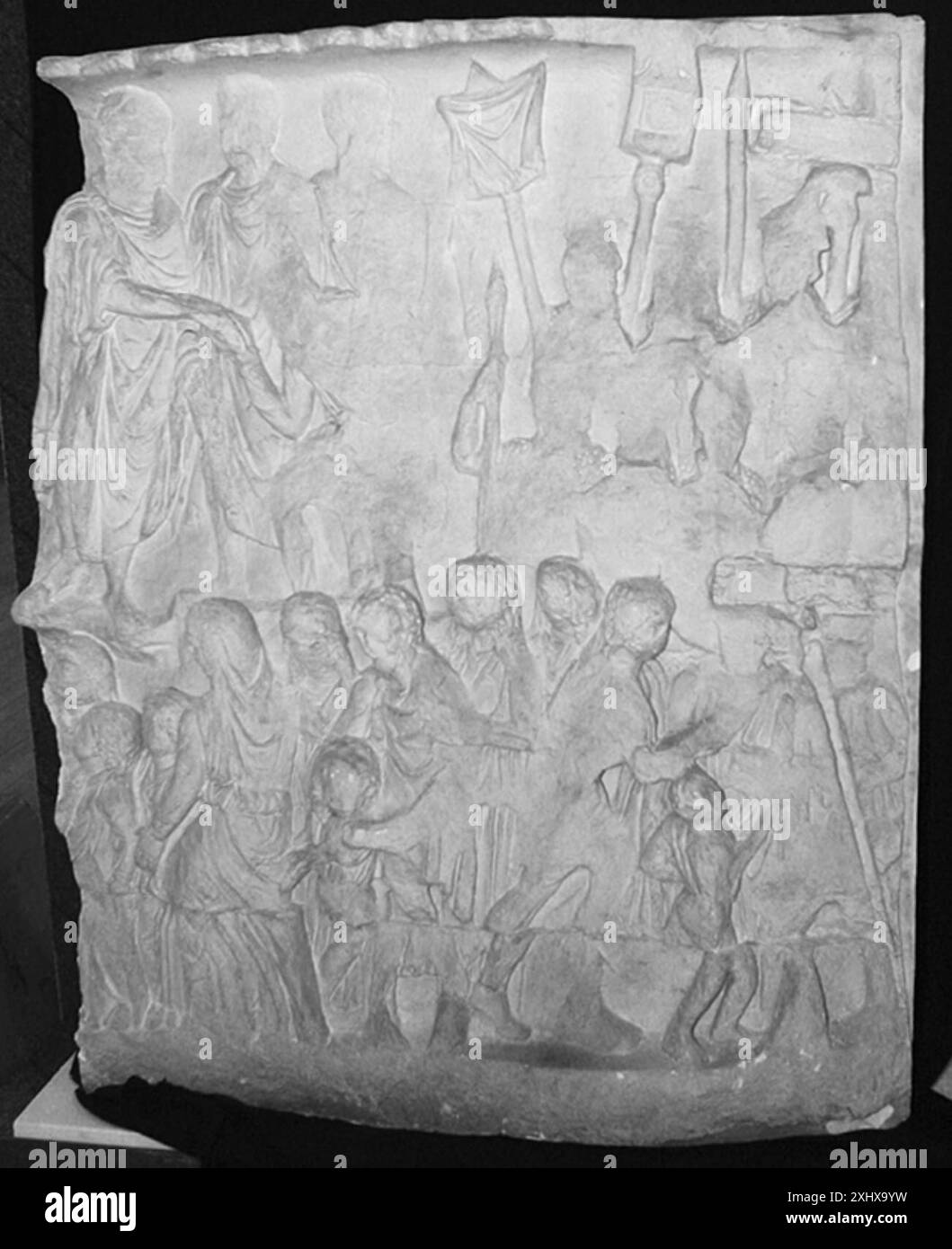 L'empereur reçoit les Allemands subordonnés. Barbar s'agenouille et embrasse la main de l'empereur. Bas : hommes, femmes et enfants sont retenus en otage. Indéfini relief Kejseren modtager de undertvungne germanere. Barbar knæler og kysser kejserens hånd. Nederst : Mænd, kvinder og børn holdes som gidsler. Banque D'Images L'empereur reçoit les Allemands subordonnés. Barbar s'agenouille et embrasse la main de l'empereur. Bas : hommes, femmes et enfants sont retenus en otage. Indéfini relief Kejseren modtager de undertvungne germanere. Barbar knæler og kysser kejserens hånd. Nederst : Mænd, kvinder og børn holdes som gidsler. Banque D'Images