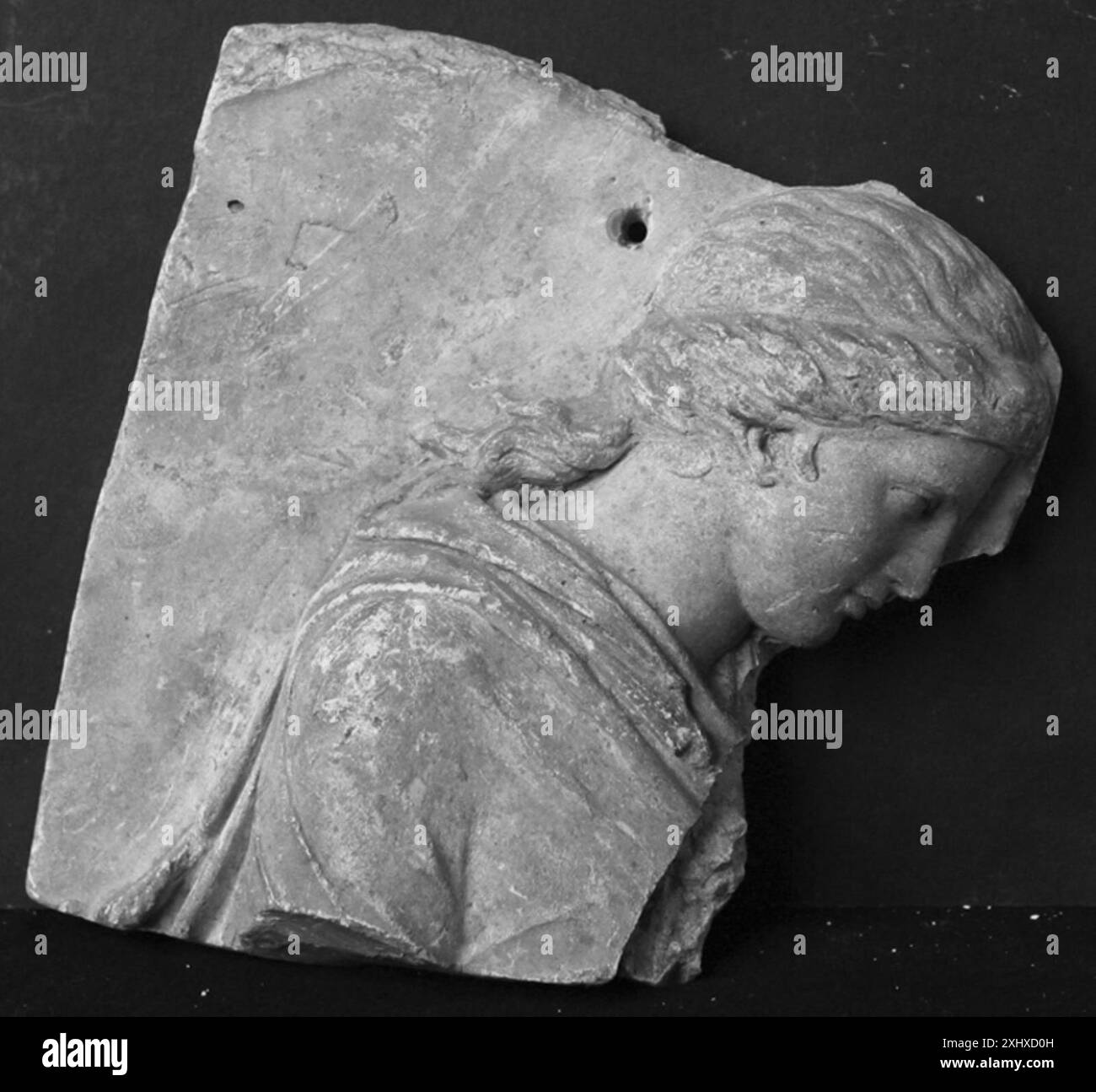 Un relief montrant le haut du corps d'une figure féminine (Hora) tourné vers la droite, avec une anatomie détaillée et des draperies. Banque D'Images