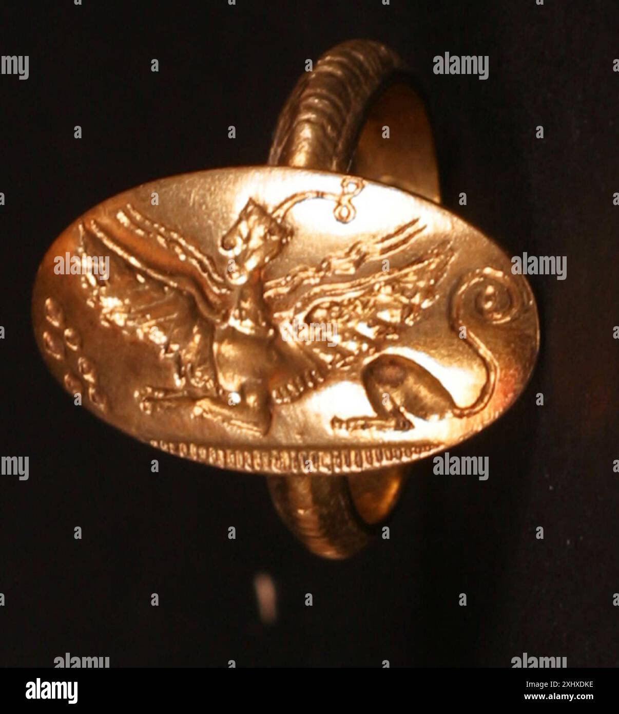 Un anneau ovale avec un sphinx incliné orienté vers la gauche, d'origine et de contexte inconnus. Banque D'Images