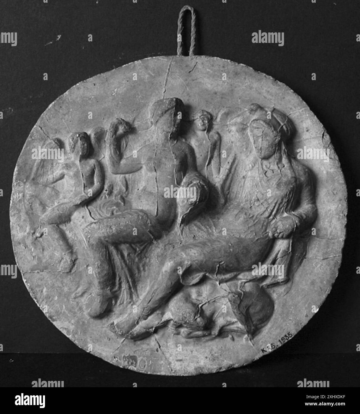 Relief montrant des figures assises de Paris avec Hélène et Anchises avec Aphrodite, accompagnées de deux érotes, représentant une scène mythologique dans un style classique. Banque D'Images