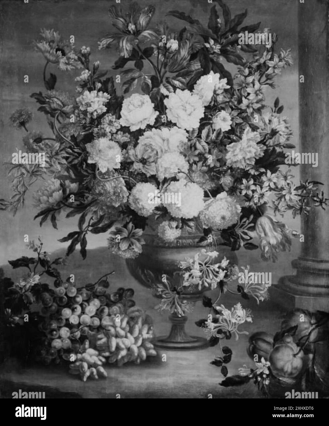 Une peinture de natures mortes de E.H. Løffler montrant un grand bouquet de fleurs dans un vase avec des fruits au premier plan, soulignant la couleur, la composition et le style européen du XVIIIe siècle. Banque D'Images