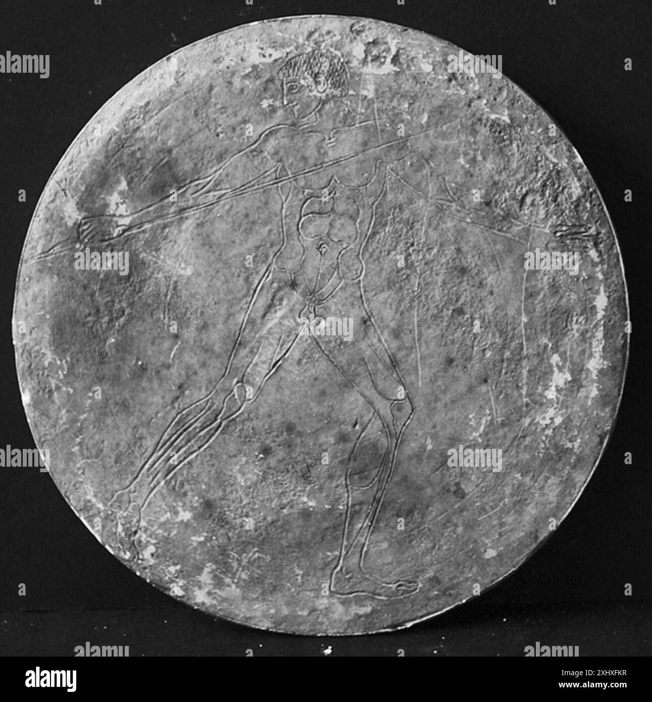 Un disque montrant un côté avec des figures gravées, dont un lanceur de javelot, représentant l'activité athlétique en grec classique Banque D'Images