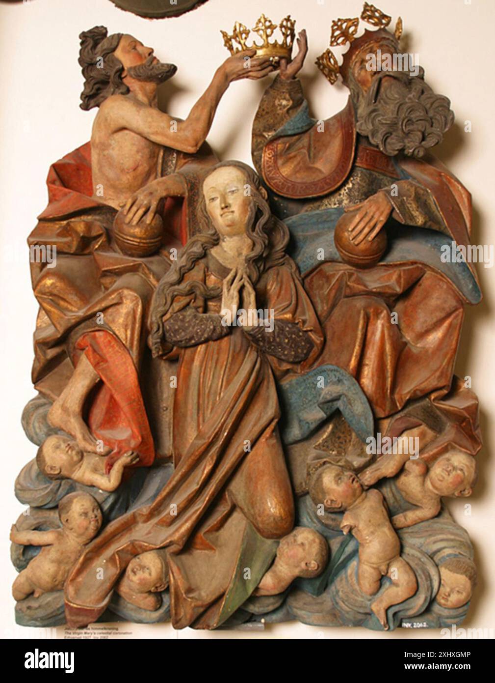 Relief représentant la Vierge Marie recevant une couronne du ciel, montrant des draperies détaillées et une iconographie céleste. Banque D'Images