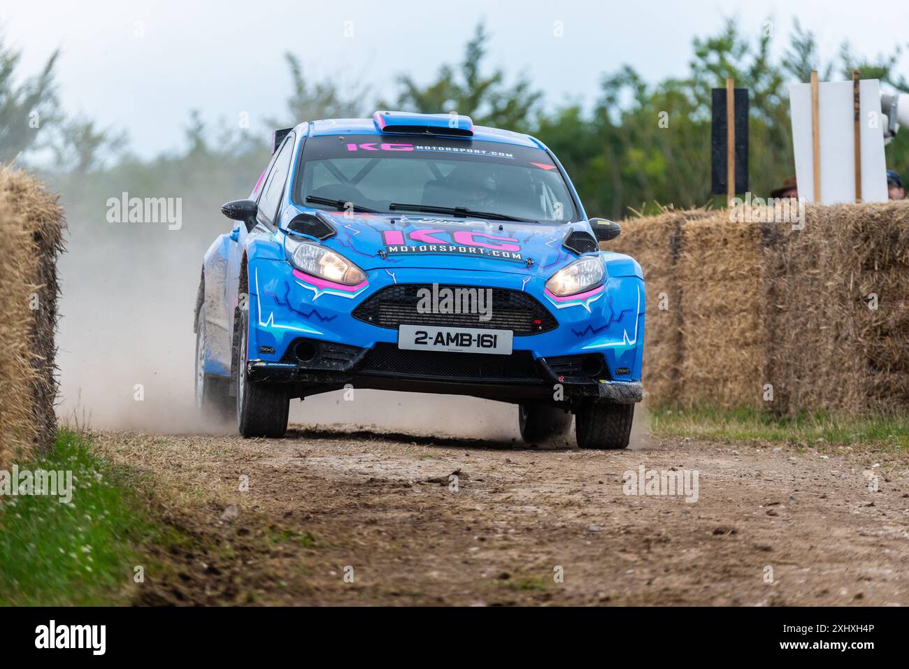 Voiture de rallye Ford Fiesta R5 2017 sur la scène de rallye au Goodwood Festival of Speed 2024 Motorsport Event à West Sussex, Royaume-Uni. Banque D'Images