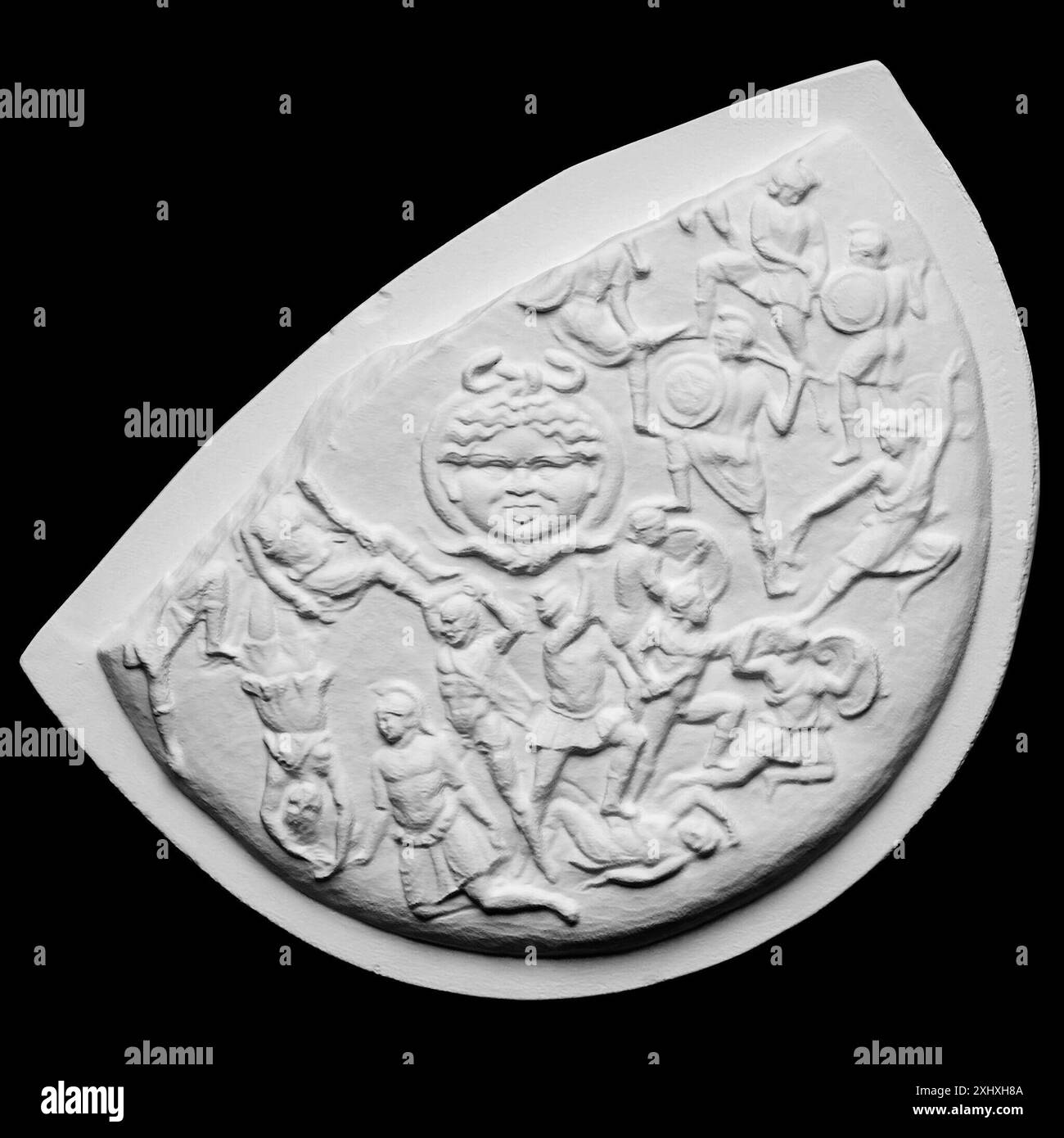 Relief représentant un bouclier rond orné de figures illustrant l'Amazonomachie, d'après Athéna Parthène. Banque D'Images