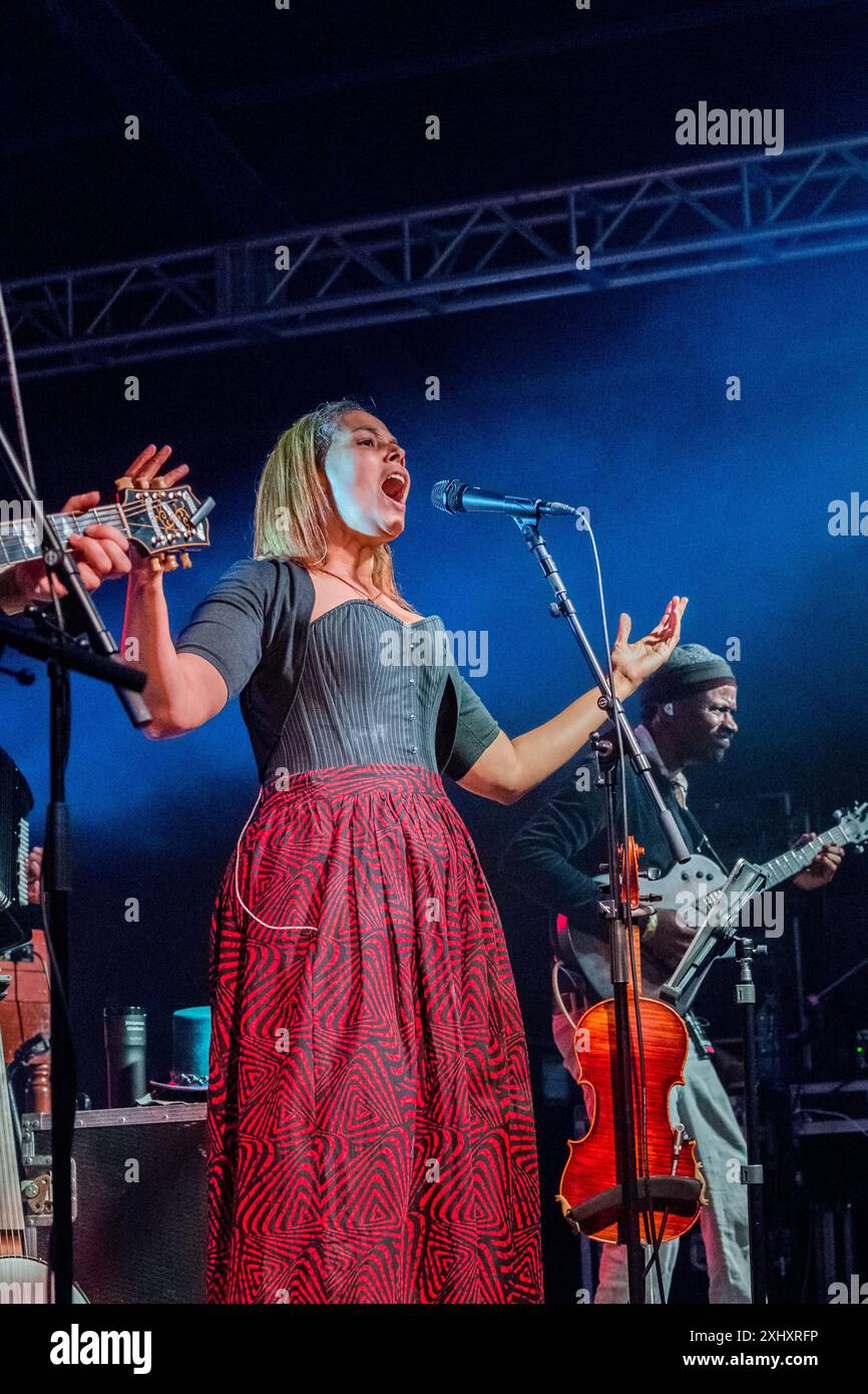 Grammy Award et Pulitzer Prize, auteur-compositeur-interprète américain Rhiannon Giddens se produisant au festival de musique Gate to Southwell de 2024, en Angleterre. Banque D'Images