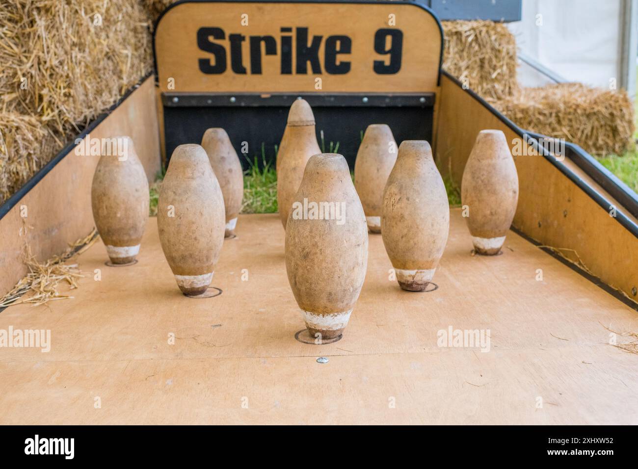 Neuf épingles en bois à un Strike 9 à une piste de bowling extérieure à neuf épingles Banque D'Images