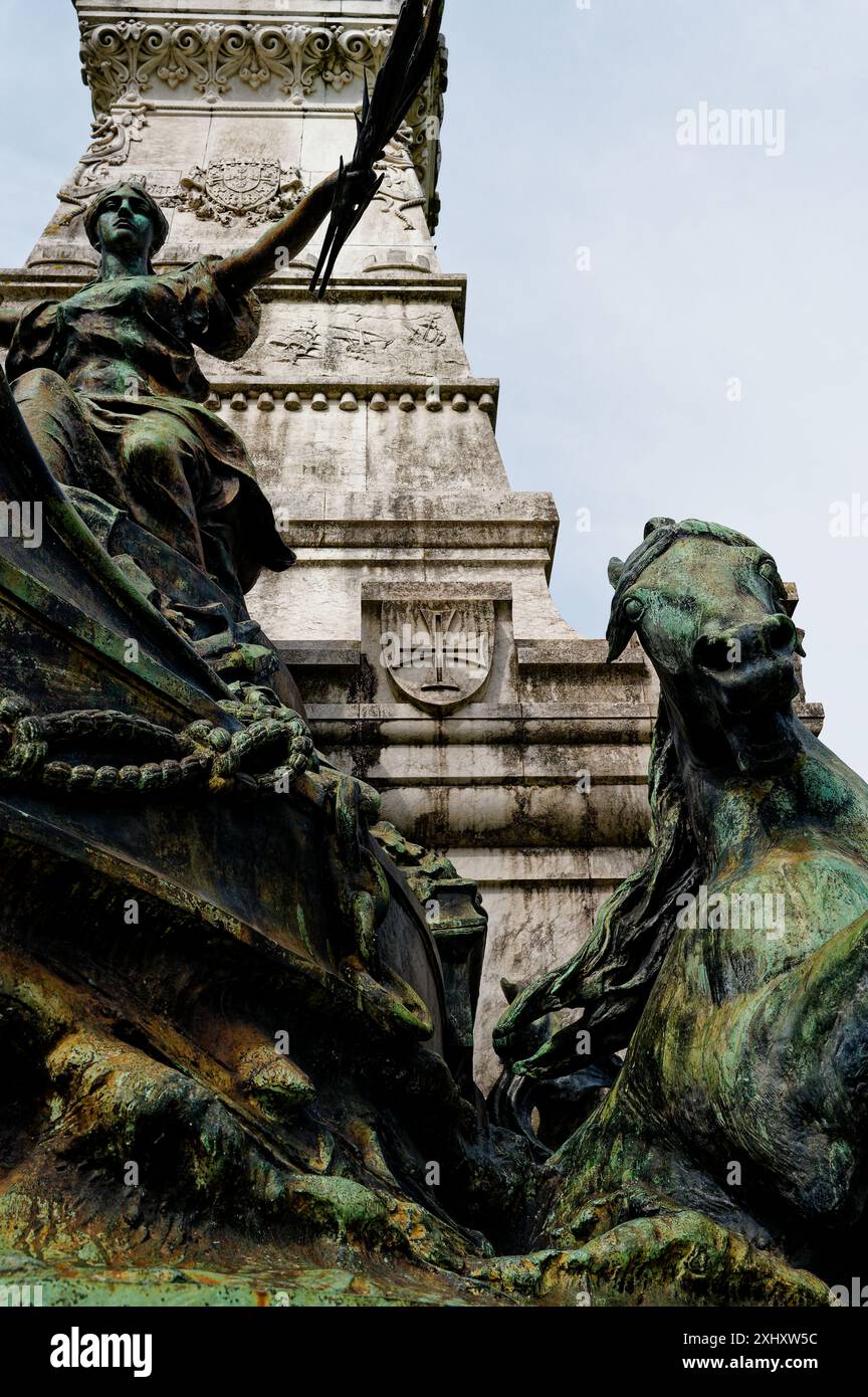 Figure féminine en bronze altérée s'étend à côté d'un cheval, une partie du monument au navigateur Infante D. Henrique Banque D'Images