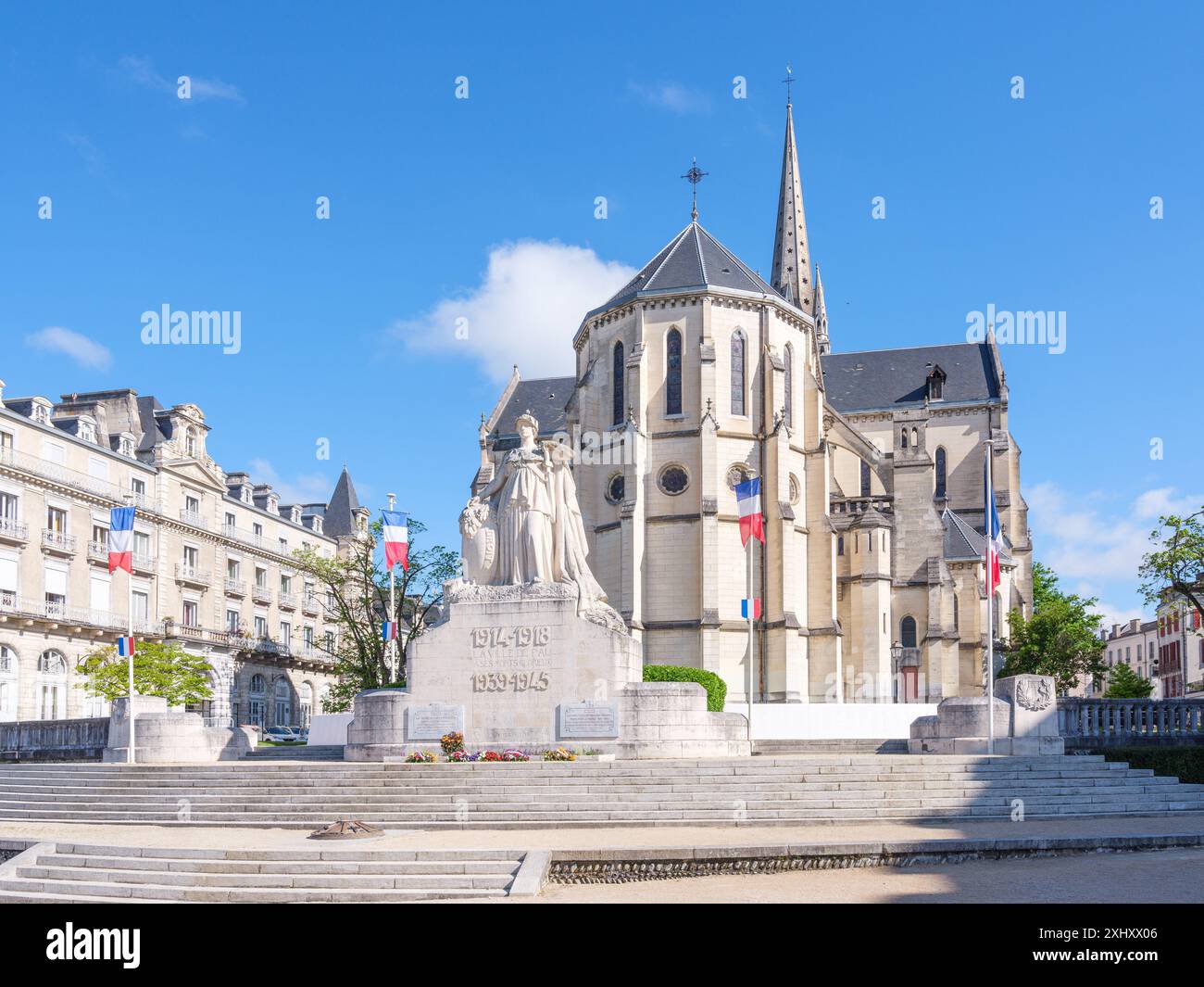 Monument aux morts et église Saint-Martin de Pau le long du boulevard des Pyrénées, Pau 64000, Béarn, Pyrénées-Atlantiques, Sud-ouest Banque D'Images