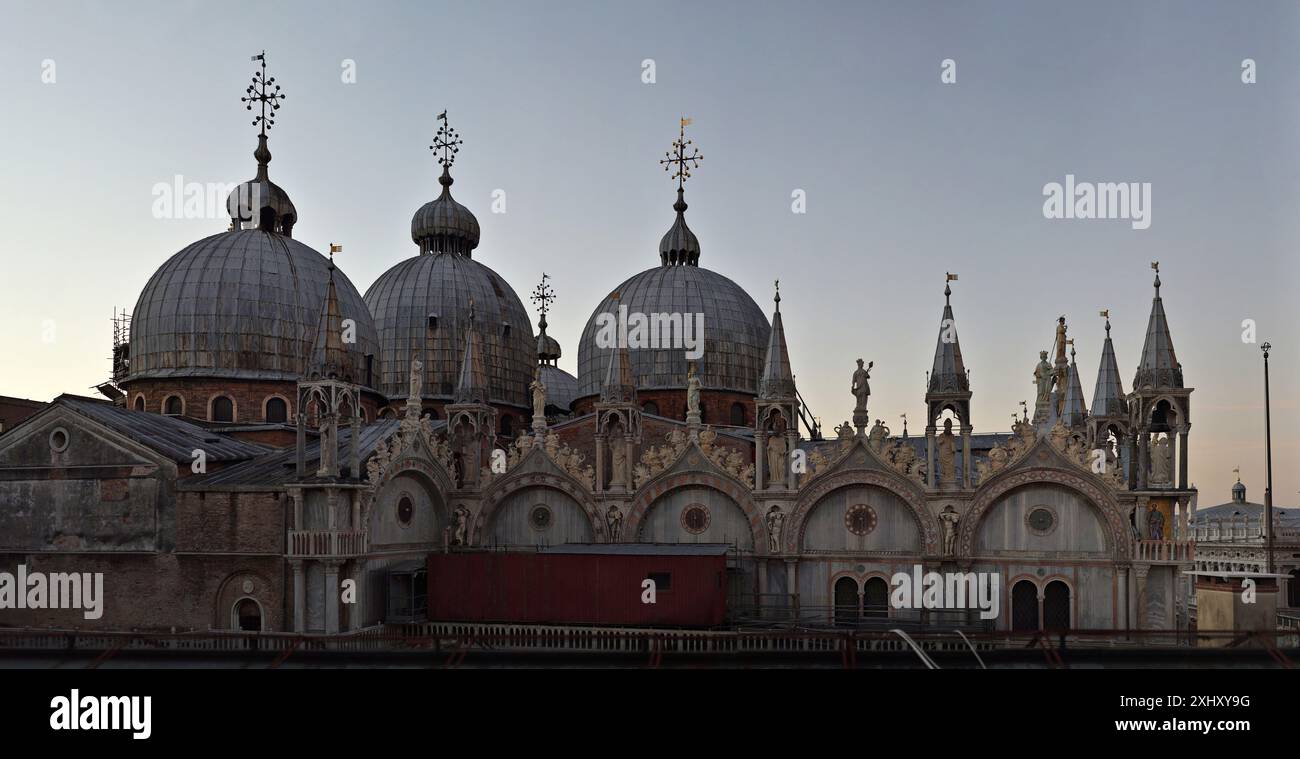 Vue surélevée sur les dômes de la cathédrale Saint-Marc de Venise, basilique Saint-Marc vue nord sur le toit des statues, sculptures et détails décoratifs Banque D'Images