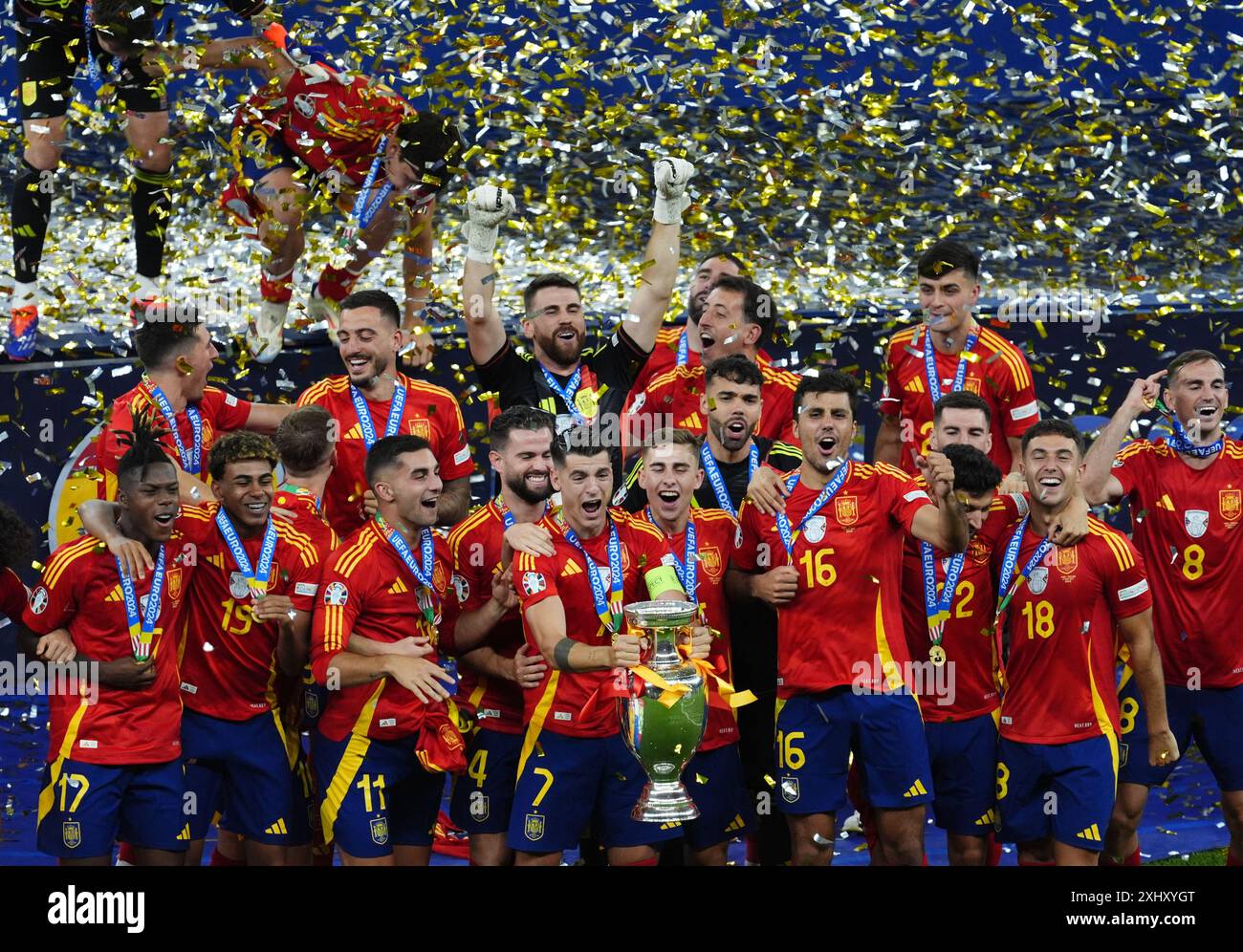 l-espagnol-alvaro-morata-c-l-bre-la-coupe-henri-delaunay-avec-ses