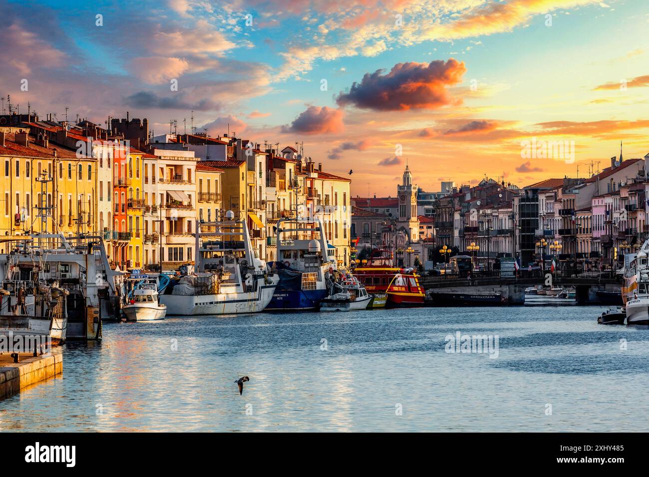 FRANCE. HÉRAULT (34) SÈTE. LEVER DE SOLEIL SUR LE GRAND CANAL AVEC CHALUTIERS AMARRÉS Banque D'Images