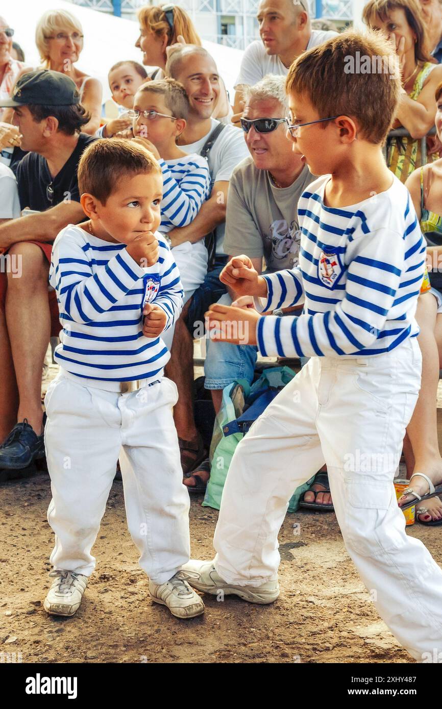 FRANCE. HÉRAULT (34) SÈTE. LES ENFANTS S'AMUSENT APRÈS LES JOUTES DE CHARRETTES À L'ÉCOLE DE LA MARINE À SETE HARBOR Banque D'Images