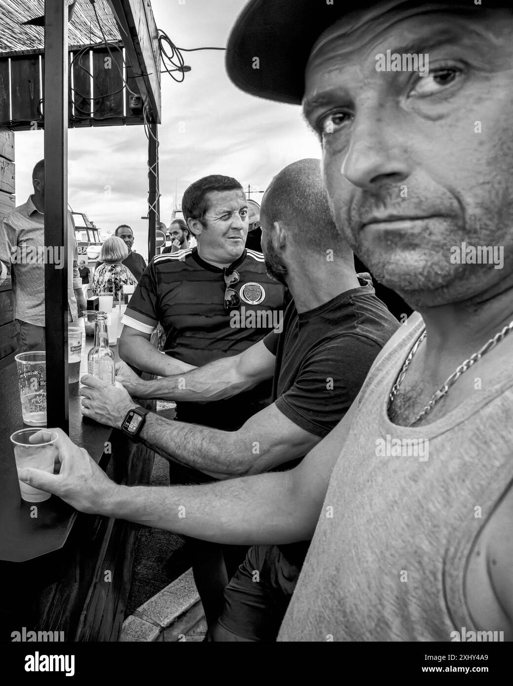 FRANCE. OCCITANY. HÉRAULT (34) SÈTE. AMBIANCE À LA FETE DE LA SAINT-LOUIS. LES HOMMES BOIVENT AU BAR DES RAFRAÎCHISSEMENTS Banque D'Images