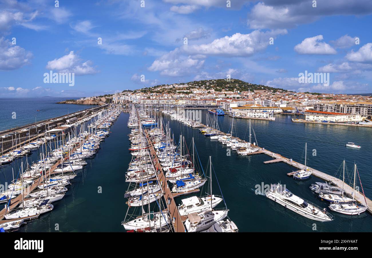 FRANCE. OCCITANY. HÉRAULT (34) SÈTE. VUE SUR LE PORT ET LE MONT SAINT-CLAIR DEPUIS LE HAUT DU PHARE DE SAINT-LOUIS Banque D'Images