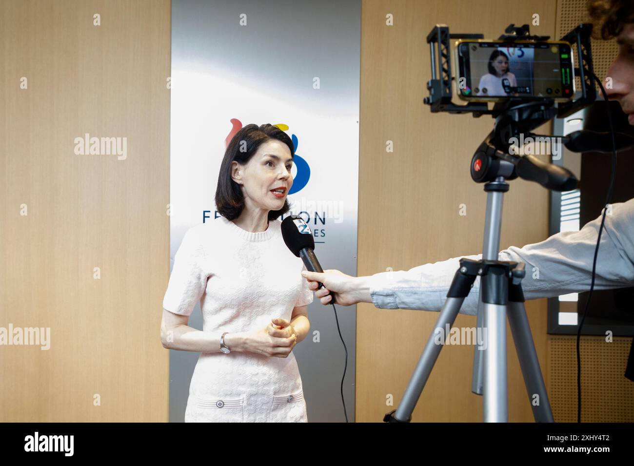 Bruxelles, Belgique. 16 juillet 2024. Fédération Wallonie - Bruxelles la vice-ministre-présidente et ministre de l'éducation Valerie Glatigny s'adresse à la presse lors d'une session plénière du parlement de la Fédération Wallonie-Bruxelles (Fédération Wallonie Bruxelles - Federatie Wallonie Brussel) à Bruxelles, mardi 16 juillet 2024. Les ministres nouvellement nommés prêtent serment avant le début de la session plénière d'aujourd'hui. BELGA PHOTO HATIM KAGHAT crédit : Belga News Agency/Alamy Live News Banque D'Images