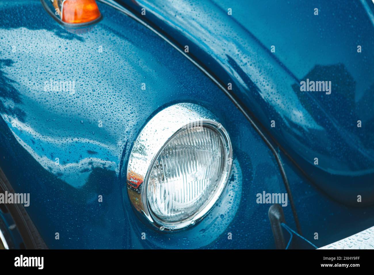 Orejo, Espagne - 2 juin 2024 : couleur bleu Clasic Volkswagen Beetle lors d'une exposition de voitures anciennes en plein air Banque D'Images