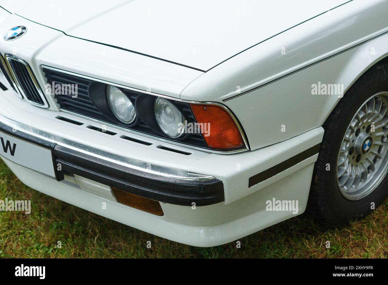 Orejo, Espagne - 2 juin 2024 : Classic BMW 635 couleur blanche lors d'une exposition de voitures anciennes en plein air Banque D'Images