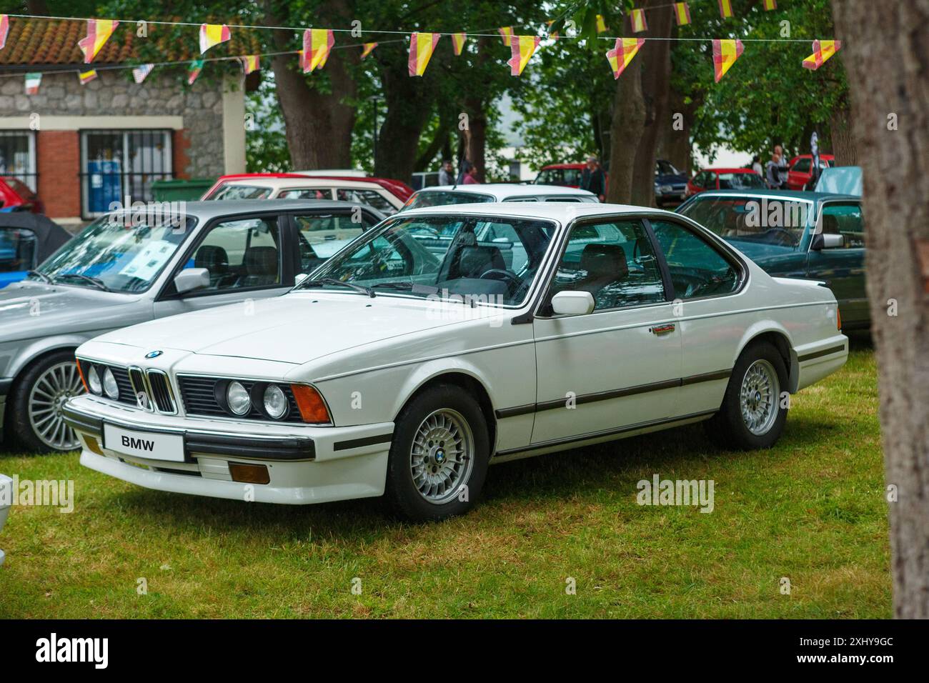 Orejo, Espagne - 2 juin 2024 : Classic BMW 635 couleur blanche lors d'une exposition de voitures anciennes en plein air Banque D'Images