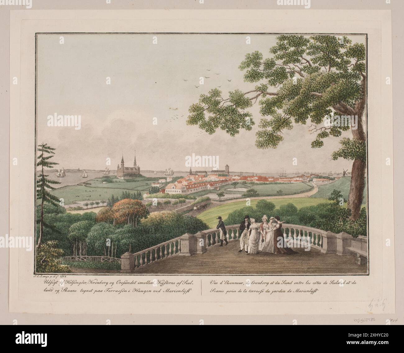La gravure montre une vue de Helsingør, y compris le château de Kronborg et le détroit de Øresund, situé entre les côtes de la Zélande, du Danemark, et de Skåne, en Suède. Créé par Søren L. Lange entre 1760 et 1828, il fait partie d’une collection de gravures danoises datant de 1889. Banque D'Images
