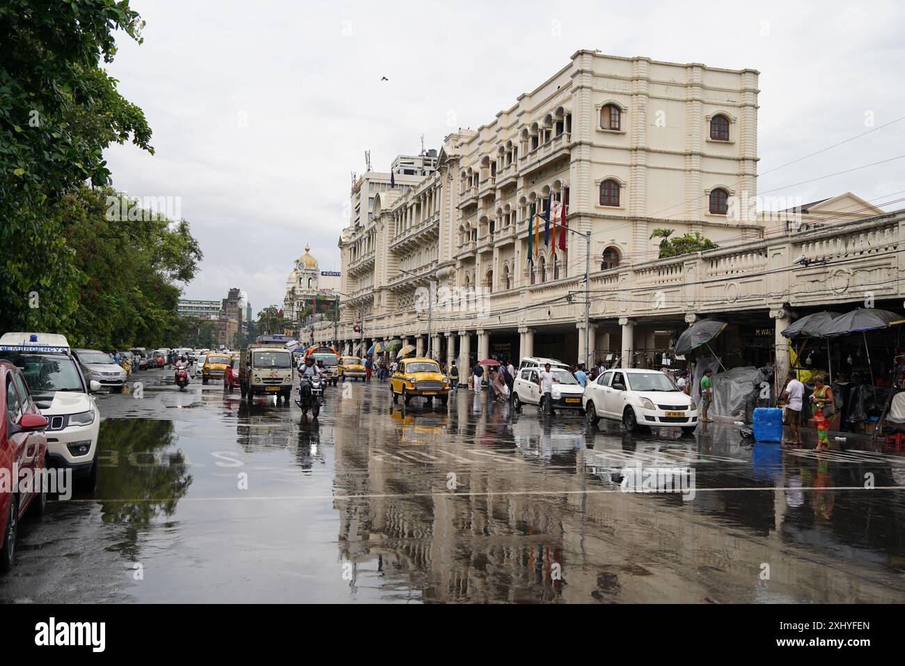 L'Oberoi Grand Hôtel sur Chowringhee Road à Kolkata pendant la saison de la mousson. Bengale occidental, Inde. Banque D'Images