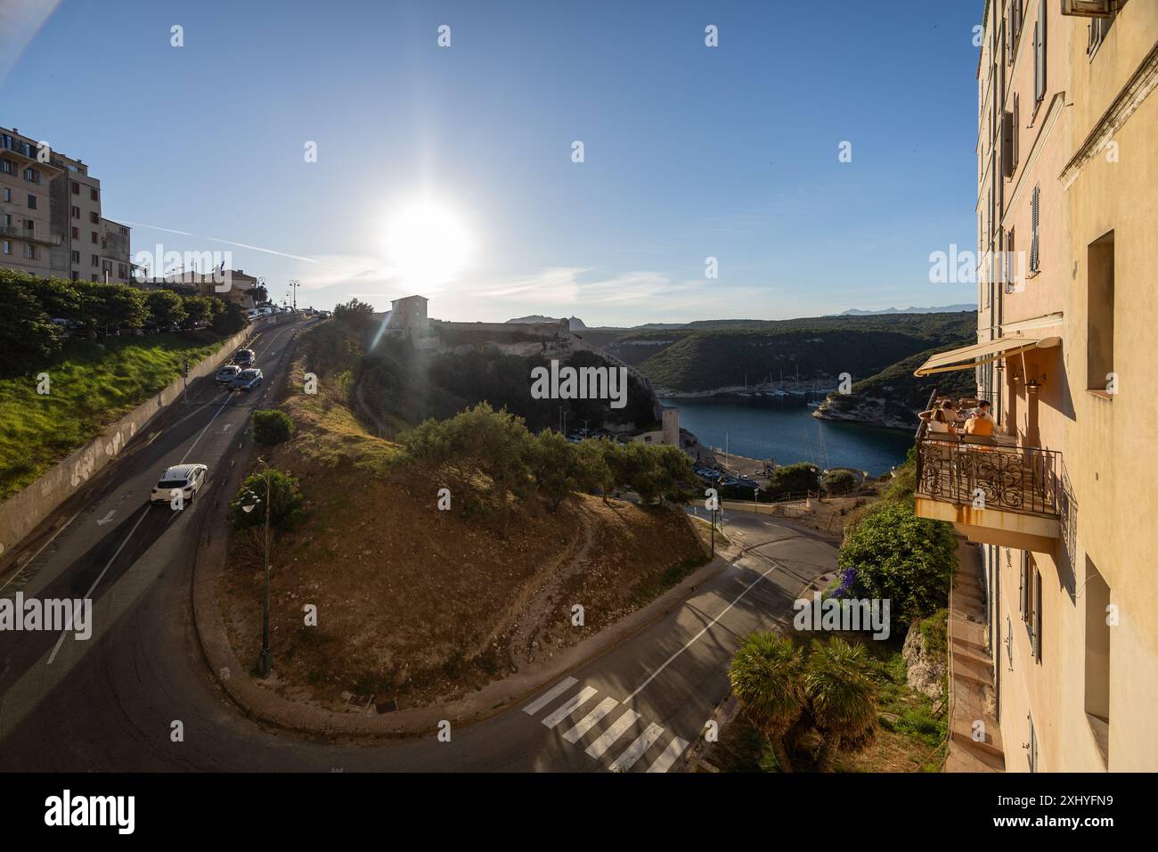 Restaurant balcon avec vue sur l'eau à Bonifacio, Corse France Banque D'Images