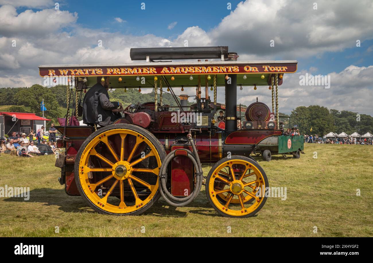 Parham / Royaume-Uni - 13 juillet 2024 : un tracteur à vapeur de Wallis et Steevens 1914 appelé Royal Star au Sussex Steam Rally, Storrington, Royaume-Uni. Banque D'Images Parham / Royaume-Uni - 13 juillet 2024 : un tracteur à vapeur de Wallis et Steevens 1914 appelé Royal Star au Sussex Steam Rally, Storrington, Royaume-Uni. Banque D'Images
