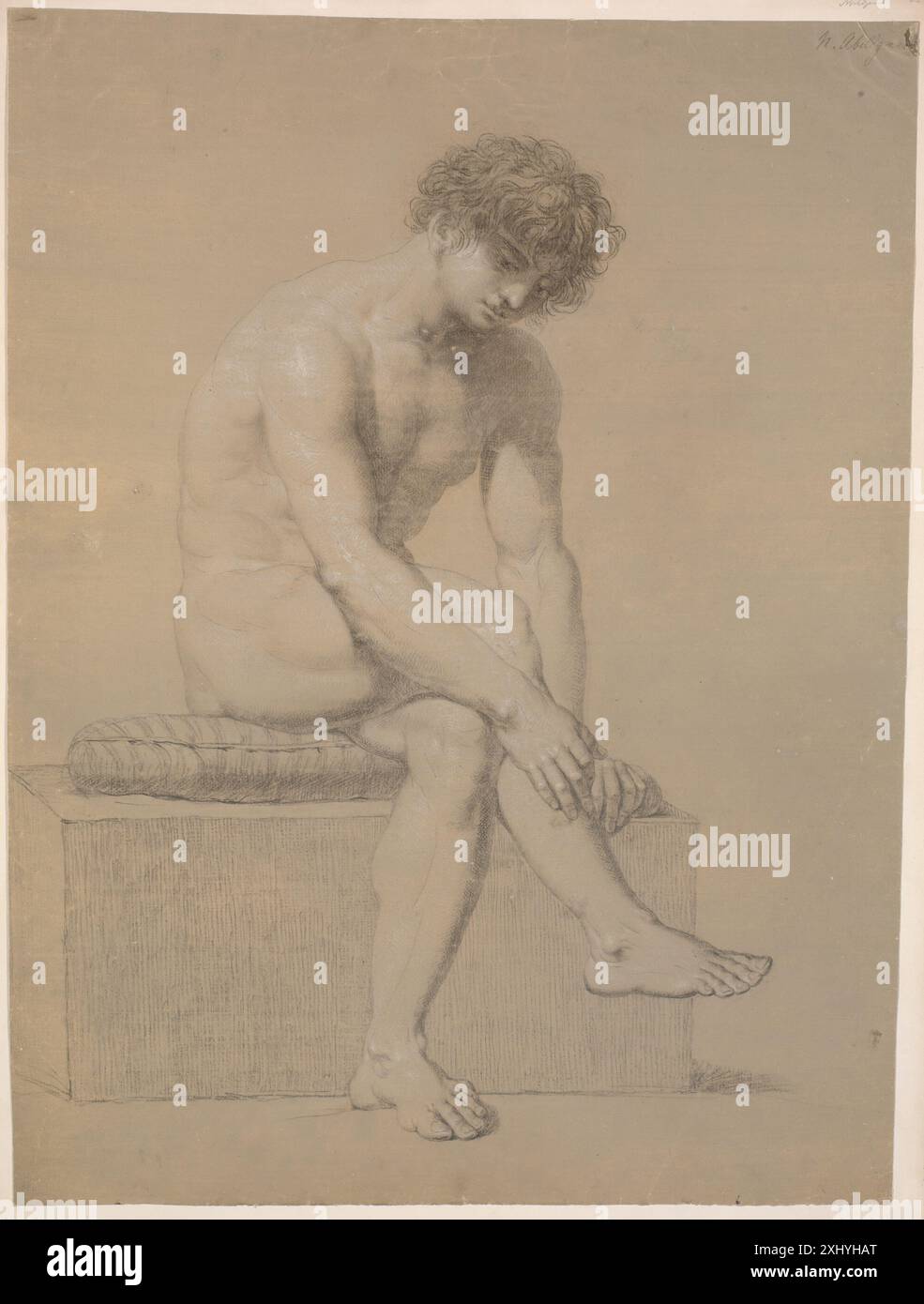 Le dessin de Nicolai Abildgaard représente un modèle assis sur un socle bas avec un oreiller, tourné vers la droite, avec les jambes croisées et les bras partiellement cachés, montrant la posture et les proportions du corps. Banque D'Images
