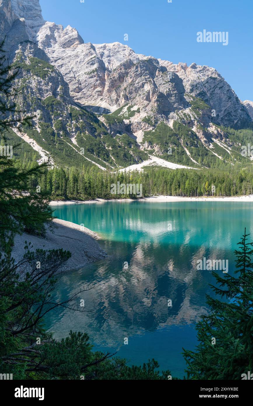 Bateaux en bois sur le lac des Braies. Touriste, lieu célèbre dans les Dolomites. Italie. Belle nature. De beaux endroits. Moyen de transport. Logo di Banque D'Images