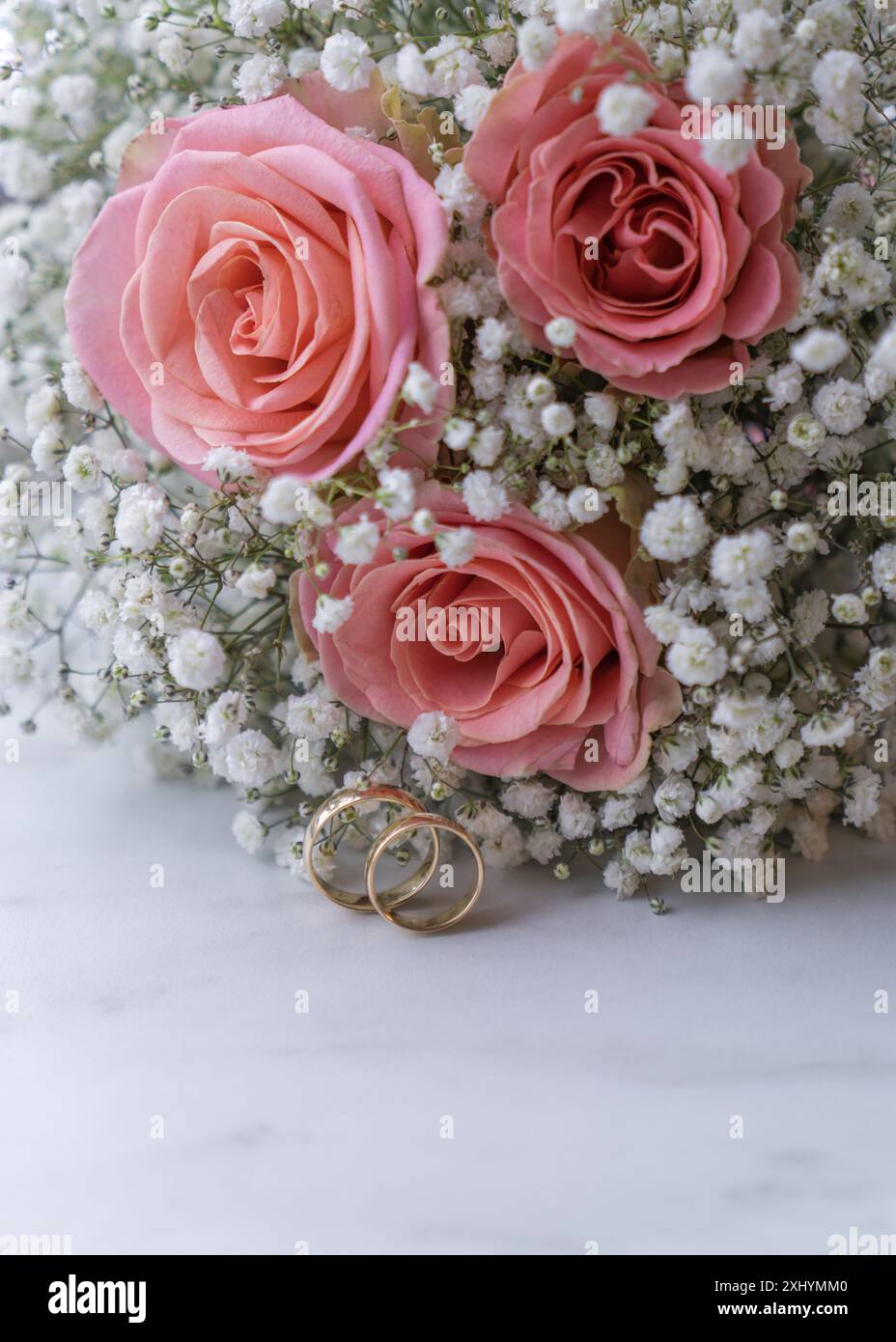 Détails du mariage. Le bouquet de la mariée. Roses roses avec des fleurs blanches Banque D'Images