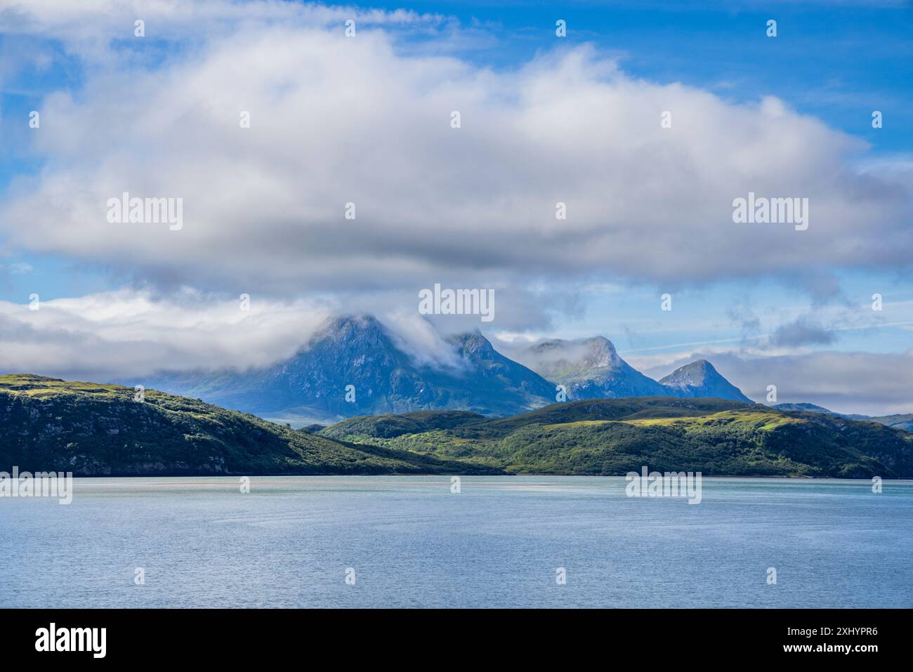 Le Kyle de langue à marée haute avec Ben Loyal en arrière-plan, Sutherland, Écosse Banque D'Images