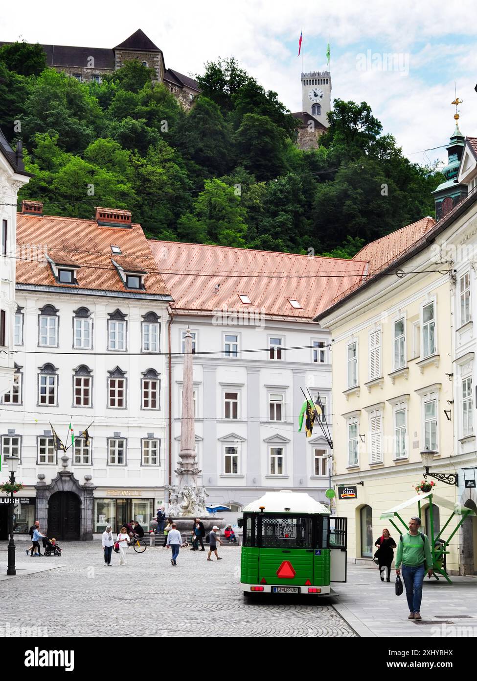 Fontaine Robba sur la place de la ville de Stritarjeva Ulica avec le château ci-dessus à Ljubljana Slovénie Banque D'Images